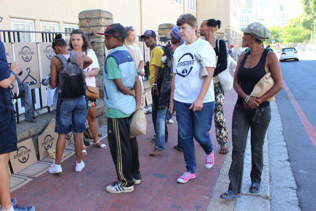 Street donation shop, protect the dignity of recipients--top emoticon