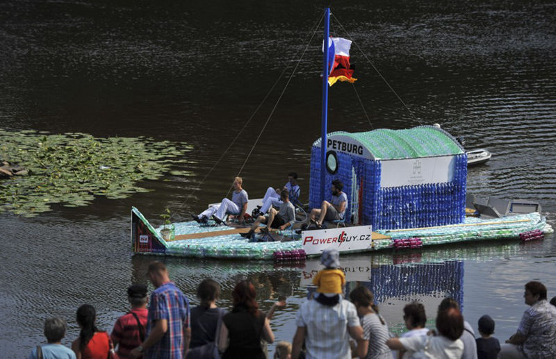 DIY a boat out of plastic bottles and sail 500 miles--top emoticon