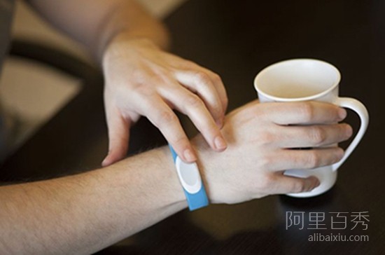 Smart sensor bracelet for couples, they can convey emotions even when they are not together - pinned emoticon