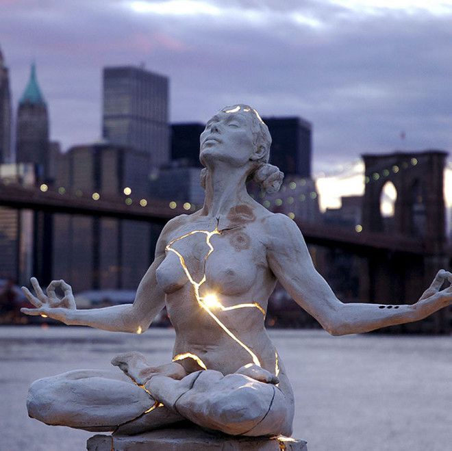 17 weird sculptures--top emoticons