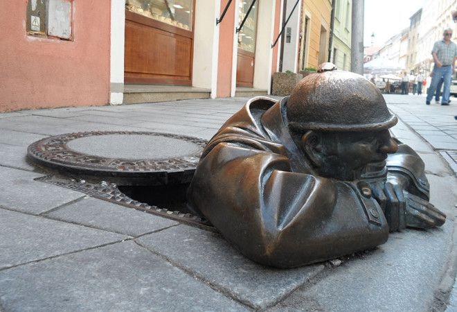 17 weird sculptures--top emoticons