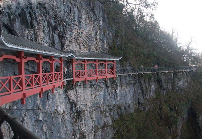 8 of the most thrilling attractions in the world - pinned emoticons